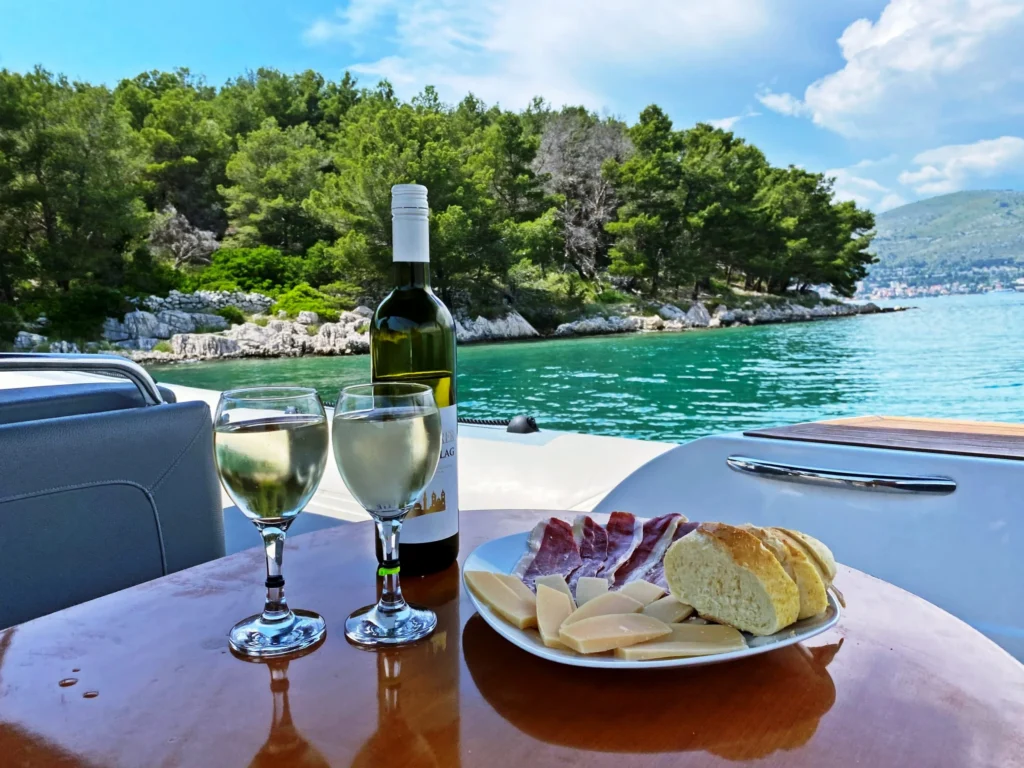 Trogir boar rental i boat tours Nakiros charter